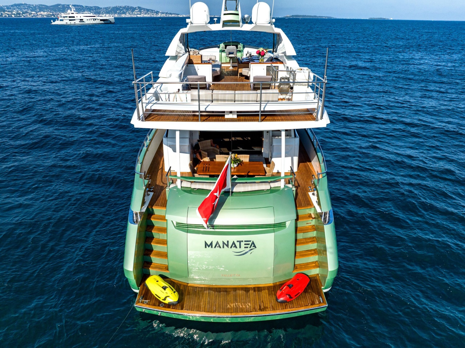 MANATEA flybridge dining